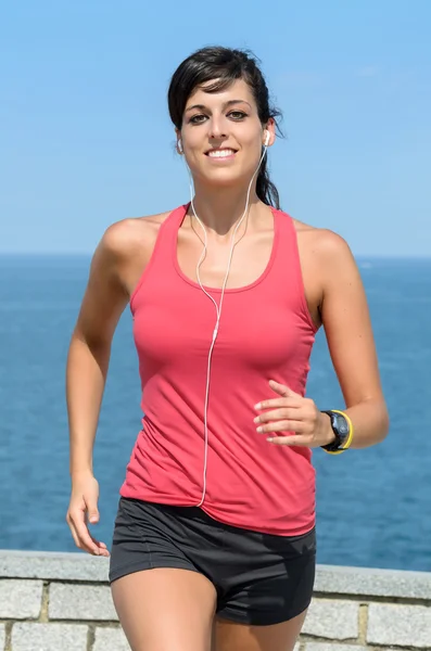 Atleta feliz corriendo en verano — Foto de Stock