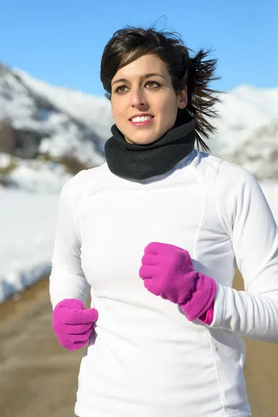 Schöne Läuferin auf winterlichem Schneeberg — Stockfoto