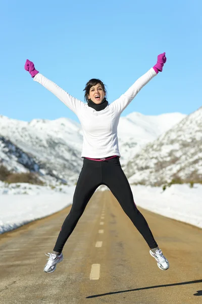 Glückliche Fitness-Athletin springt auf Straße — Stockfoto