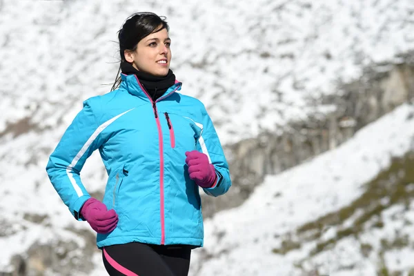 Donna atleta inverno in esecuzione — Foto Stock