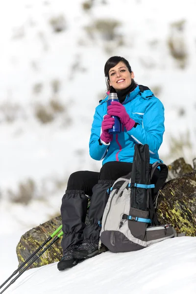 Mujer excursionista descansando bebida — Foto de Stock