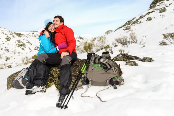 행복 한 커플 겨울 하이킹 — 스톡 사진
