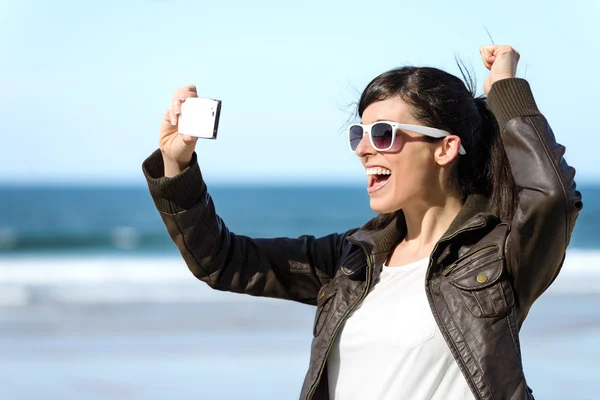 Mulher tirando foto com telefone — Fotografia de Stock