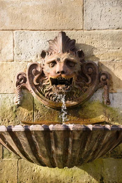 ヒホン - スペインで金属ライオンの噴水 — ストック写真