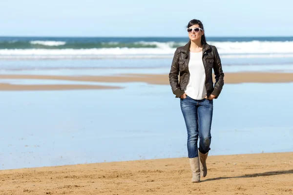 Frau geht am Strand spazieren — Stockfoto