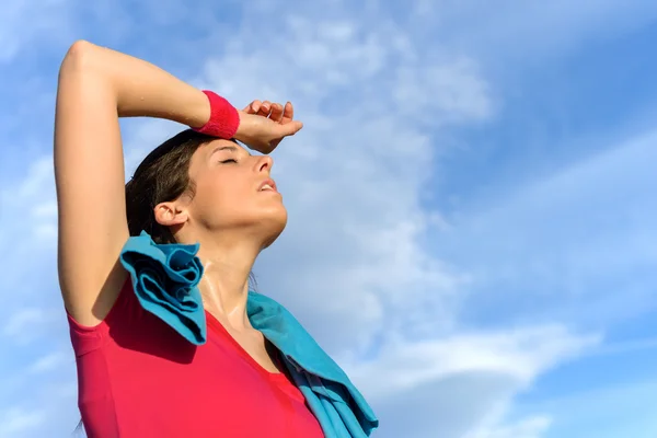 Tired fitness woman sweating — Stockfoto