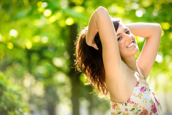 Mulher feliz alegre no parque de primavera — Fotografia de Stock