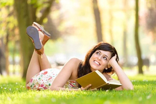 Mulher lendo livro e dia sonhando — Fotografia de Stock