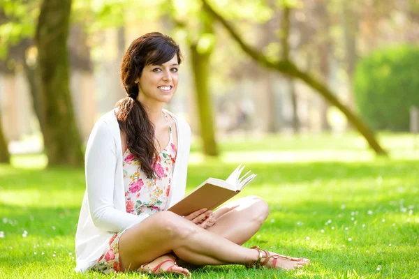 Mulher leitura livro no parque — Fotografia de Stock