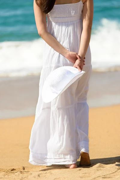 Vrouw die op het strand loopt — Stockfoto