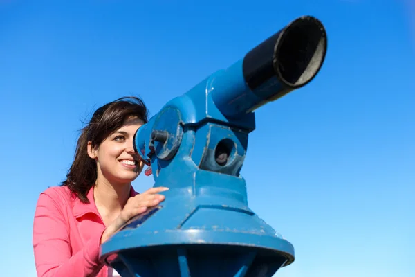 Woman looking through telescope — Stock Photo, Image