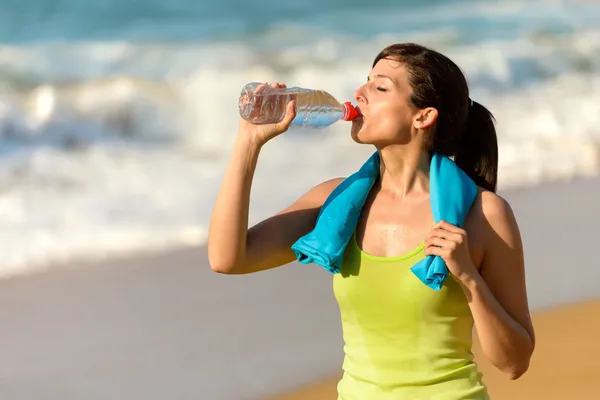 Fitness mujer beber agua en verano Imagen De Stock
