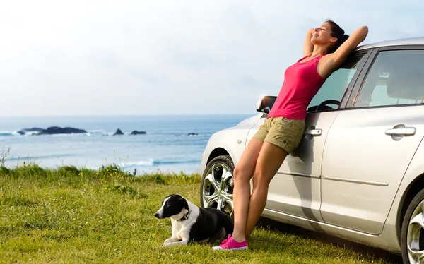 Donna felice e cane da viaggio — Foto Stock