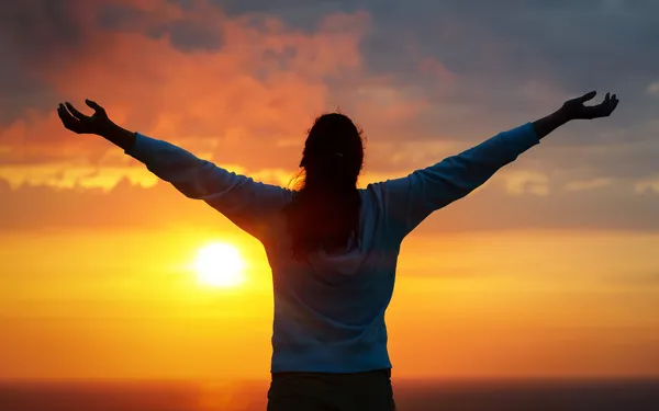 Liberdade mulher no céu por do sol — Fotografia de Stock