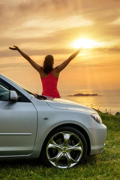 Carro viajante olhando verão pôr do sol — Fotografia de Stock