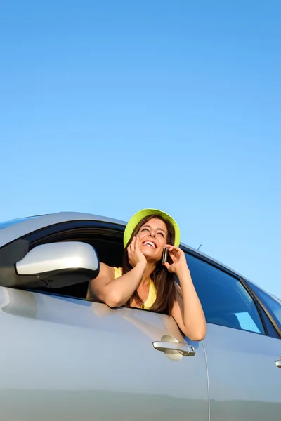 Woman calling by cellphone on car — Stock Photo, Image