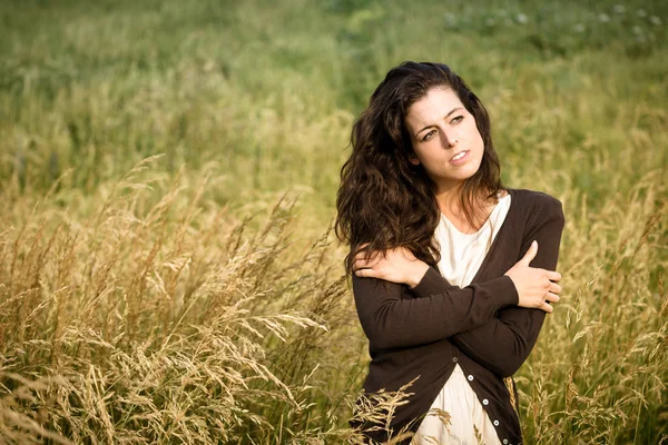 Mujer triste caminando en la naturaleza — Foto de Stock