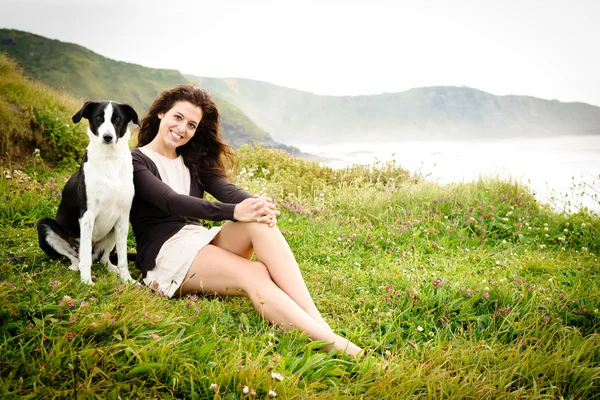 Vrouw vakantie met hond — Stockfoto