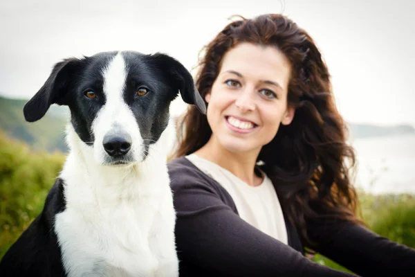 犬と女性の旅行の肖像画 — ストック写真