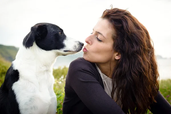 Hund und Frau küssen sich — Stockfoto