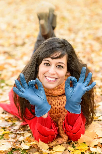 Positiv kvinna godkännande på hösten — Stockfoto