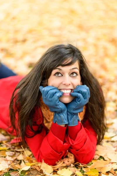 Szczęśliwa dziewczyna nerwowy na jesień myślenia — Zdjęcie stockowe