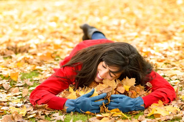 Vrouw liefdevolle herfst seizoen — Stockfoto