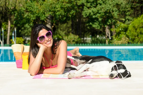 Женщина и собака летом в бассейне — стоковое фото