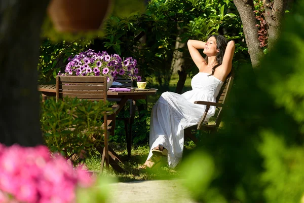 Frau rastet im Sommer im Garten aus — Stockfoto