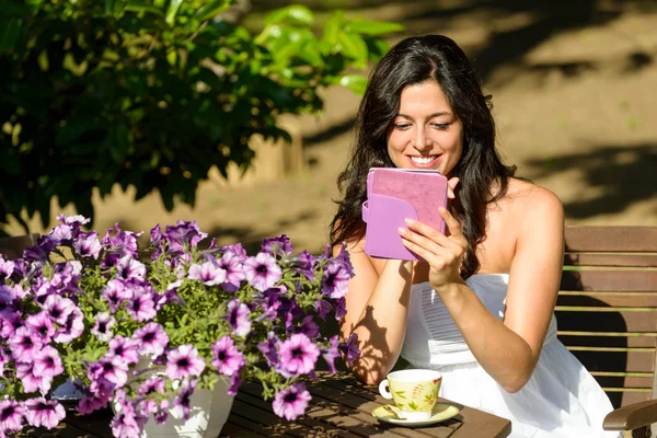 정원에서 여자 읽기 서적 — 스톡 사진