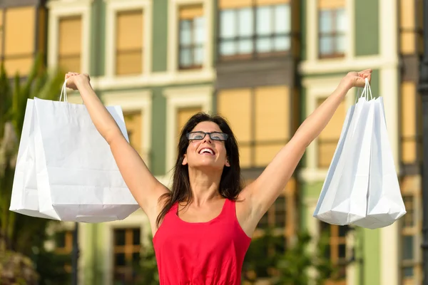 Moda mulher feliz compras na Espanha — Fotografia de Stock