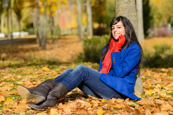 Femme de mode heureuse à l'automne — Photo