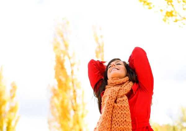 Donna felice e gioiosa in autunno — Foto Stock