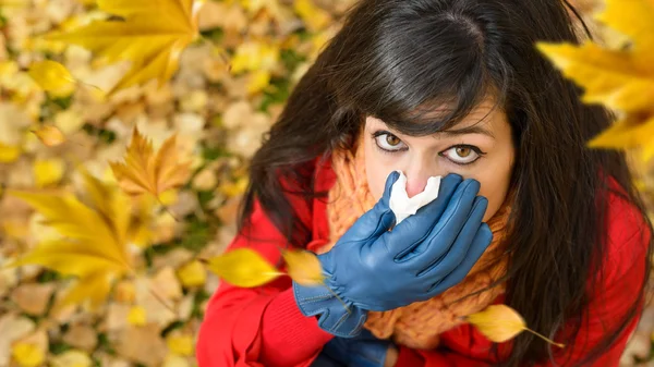 Frío otoñal ventoso y gripe —  Fotos de Stock