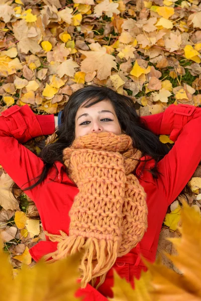 Mujer disfrutando otoño —  Fotos de Stock