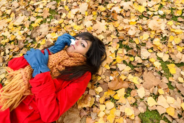 Traurige depressive Frau weint im Herbst — Stockfoto