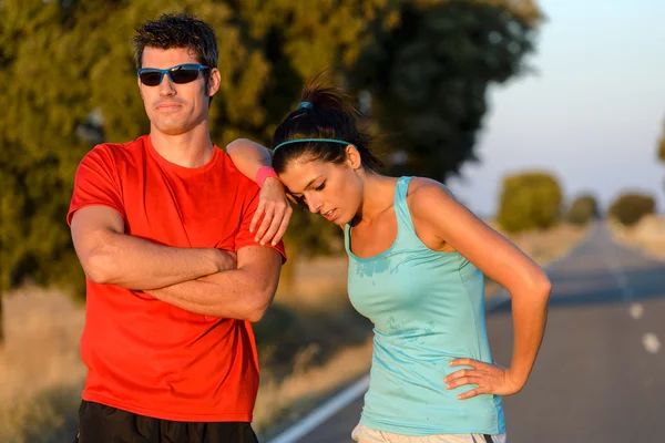 Sportivo con le braccia alzate per celebrare il successo — Foto Stock