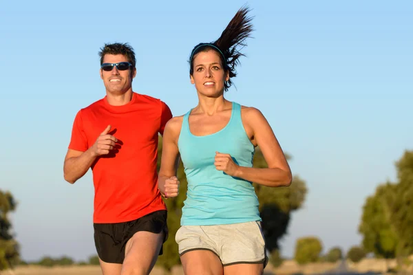 Sportivo con le braccia alzate per celebrare il successo — Foto Stock