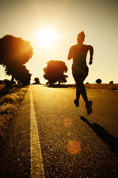 Mujer corriendo al atardecer —  Fotos de Stock