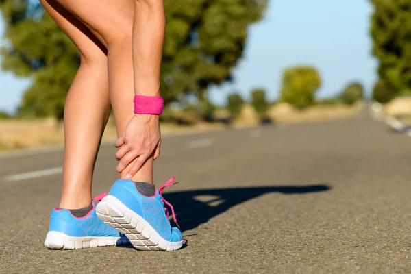 Correr y deporte lesión por esguince de tobillo — Foto de Stock