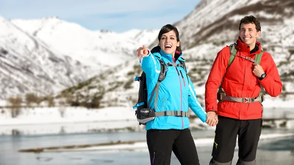 Winter hiking couple — Stock Photo, Image