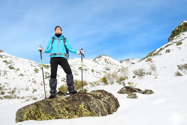 Escursionista in montagna — Foto Stock