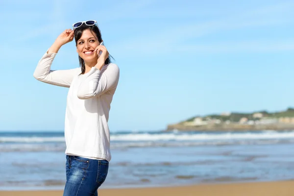 Mujer caminando y llamando por teléfono celular —  Fotos de Stock