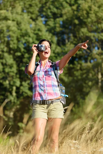 Mulher tirando foto na natureza — Fotografia de Stock