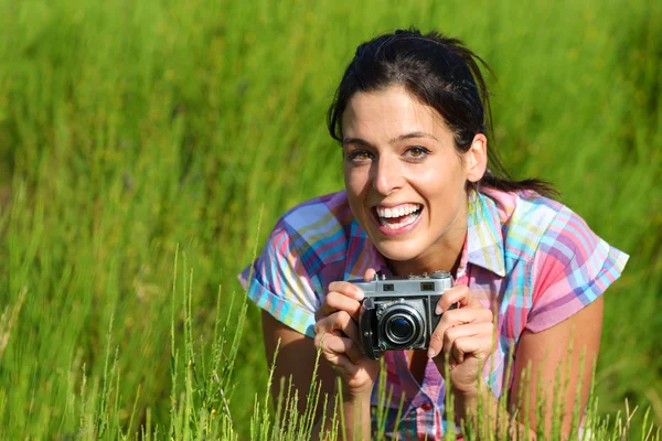 Vrouwelijke natuurfotograaf met retro camera — Stockfoto