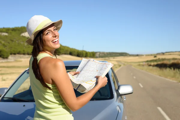 道路の旅地図を探している女性 — ストック写真