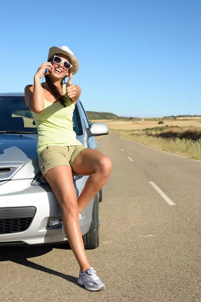 Žena na auto cestování na mobil — Stock fotografie