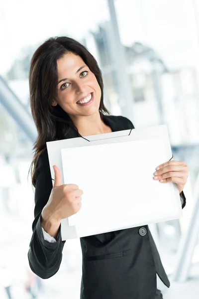 Empresária positiva segurando banner em branco — Fotografia de Stock