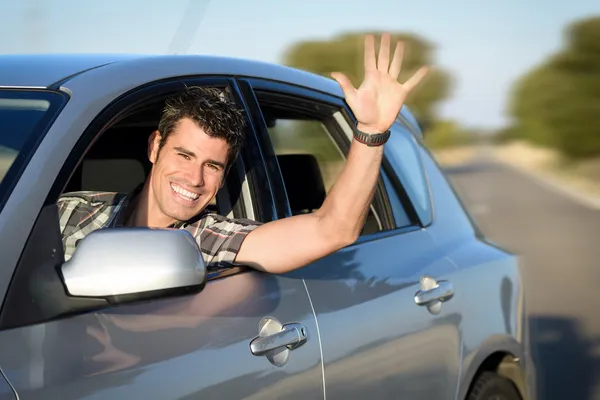 Uomo guida auto su strada — Foto Stock