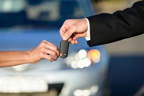 Personnes achetant une nouvelle voiture — Photo